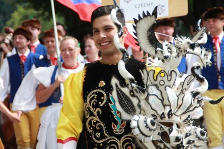 Barwny korowód z okazji TKB przeszedł przez Wisłę